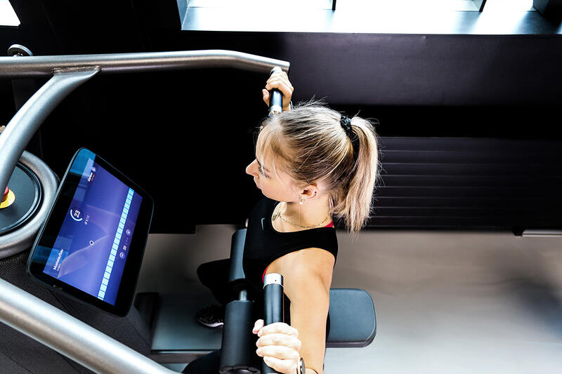 Training am EGYM-Gerät mit Bildschirm