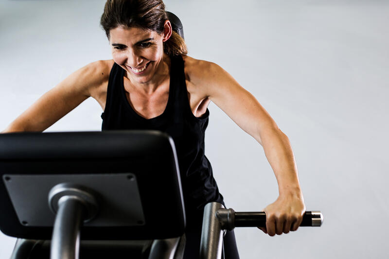 Lachende Frau beim Training am Gerät
