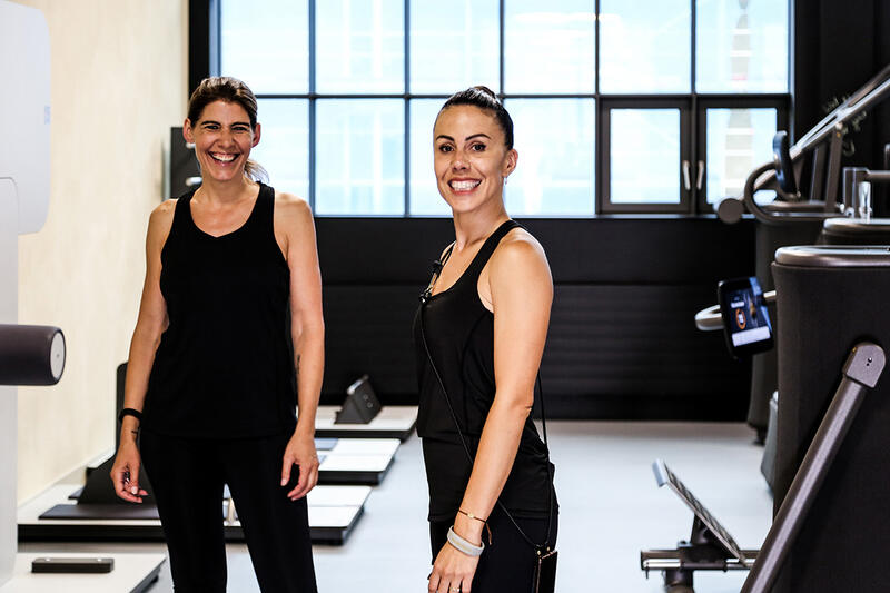 Zwei Trainerinnen im Studio